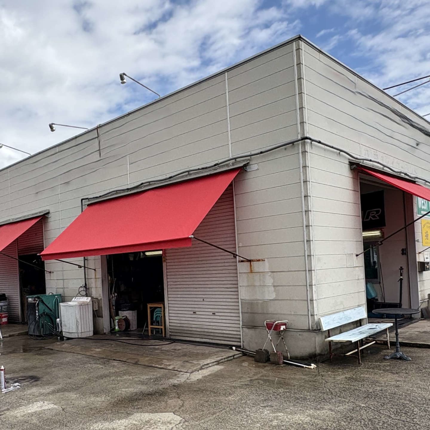 赤のオーニングテント