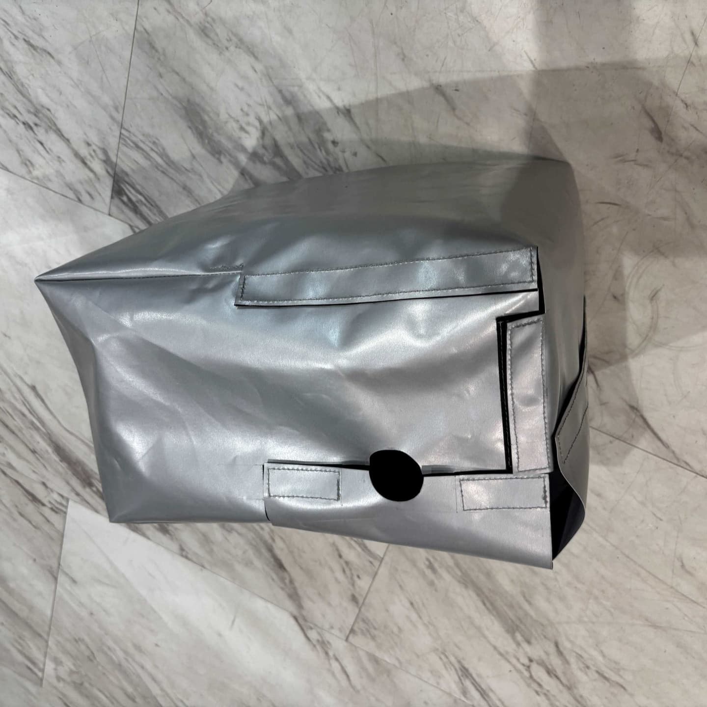 シルバーのカバー