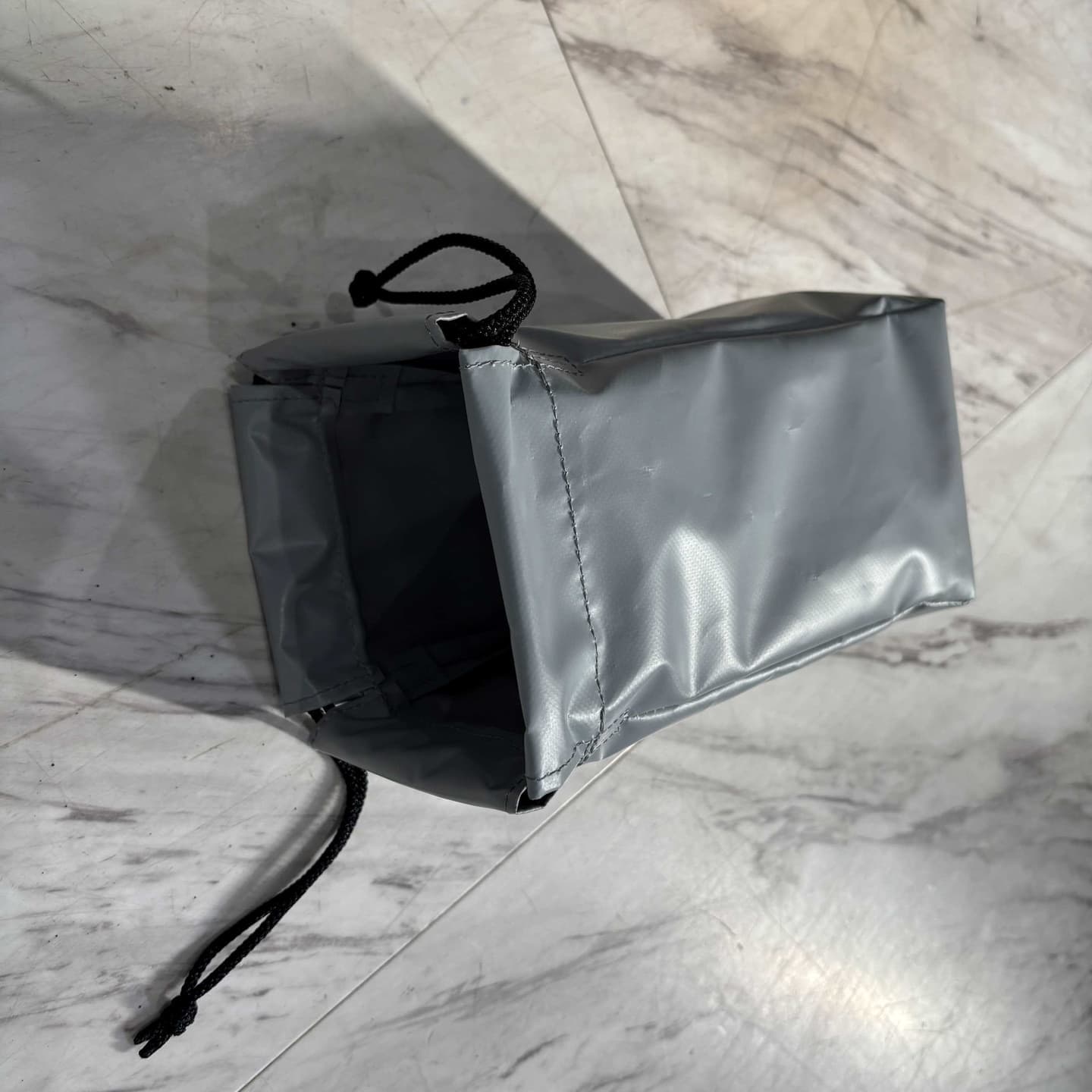 シルバーのカバー