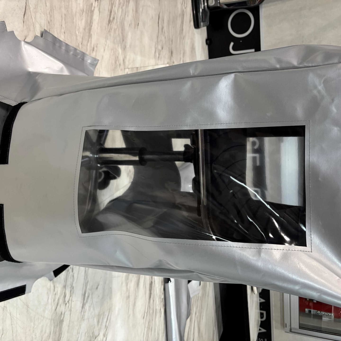 シルバーのカバー