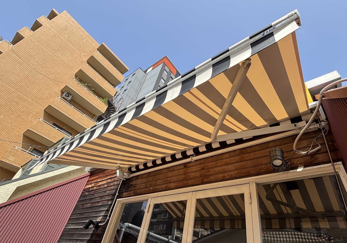 ストライプのオーニングテント