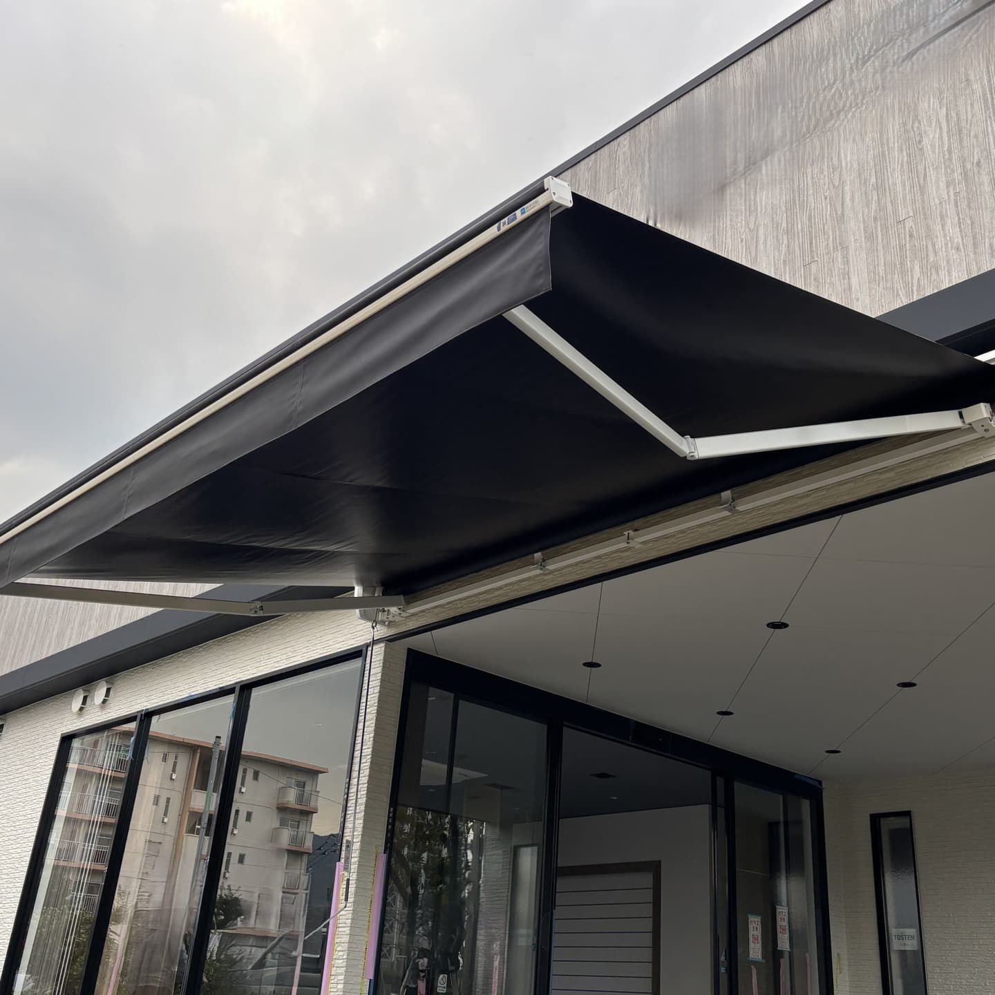 黒のオーニングテント