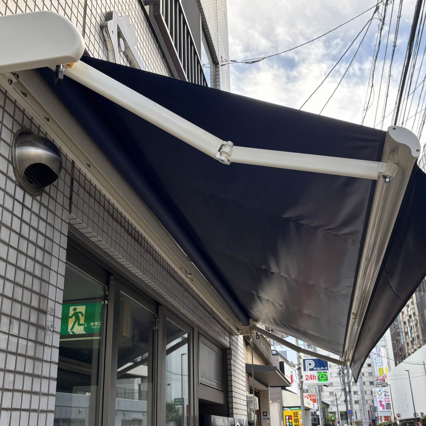 青のオーニングテント