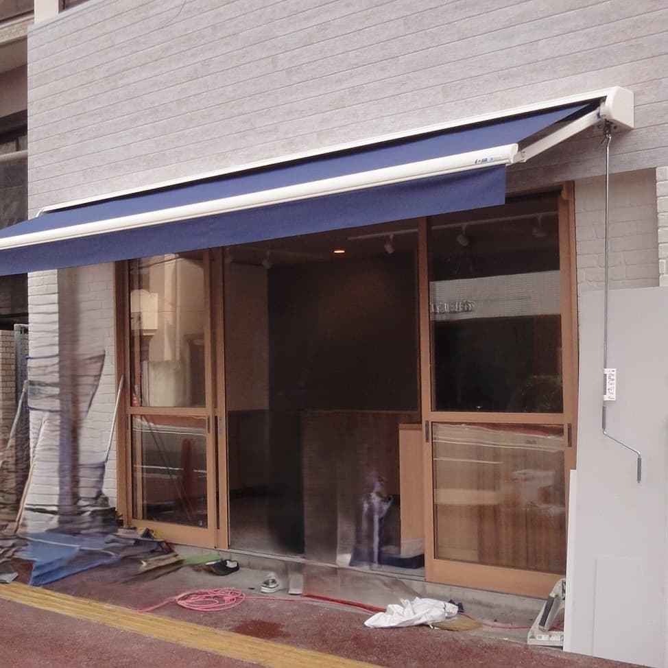 青いオーニングテント