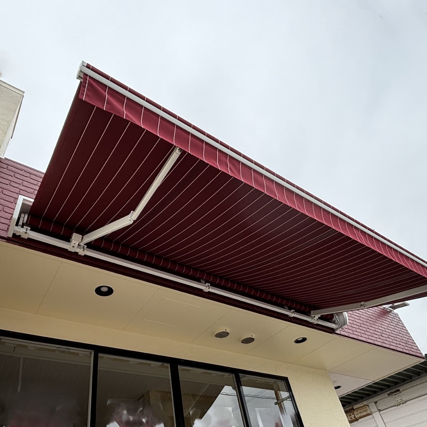 ストライプのオーニングテント