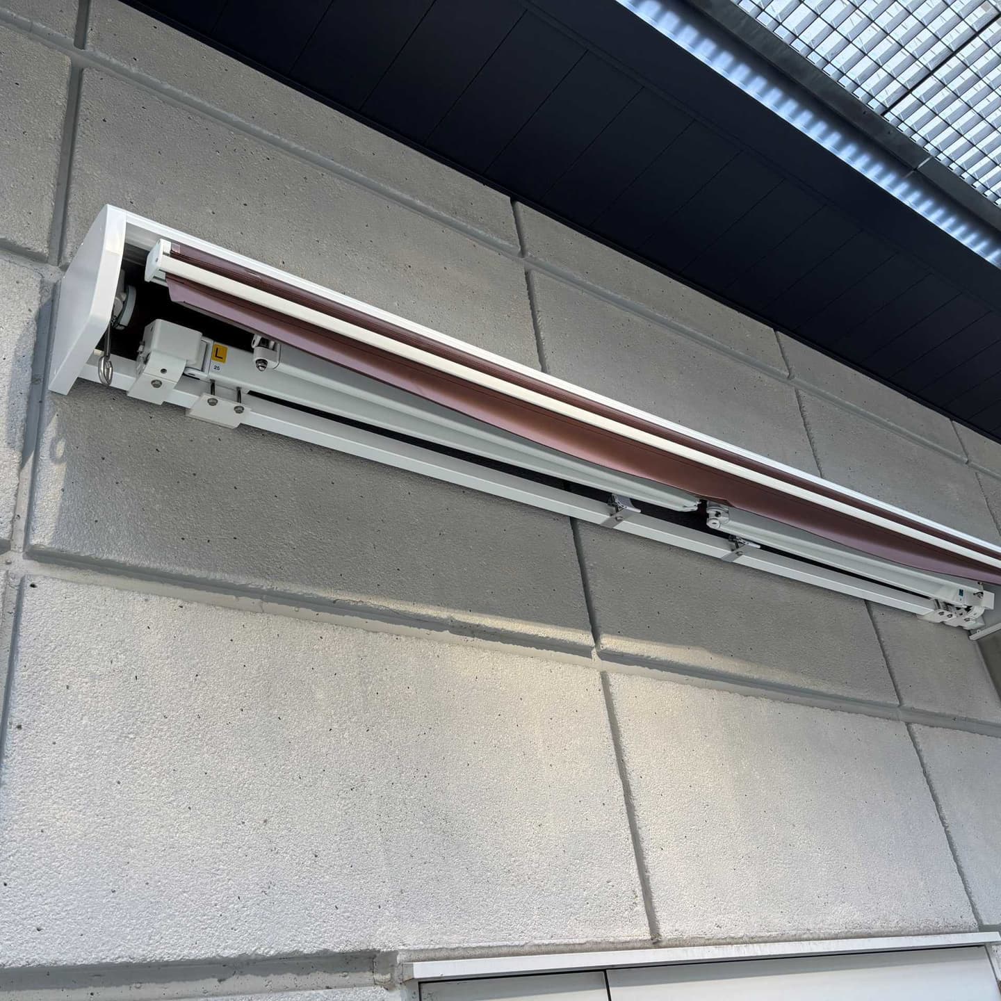 赤いオーニングテント