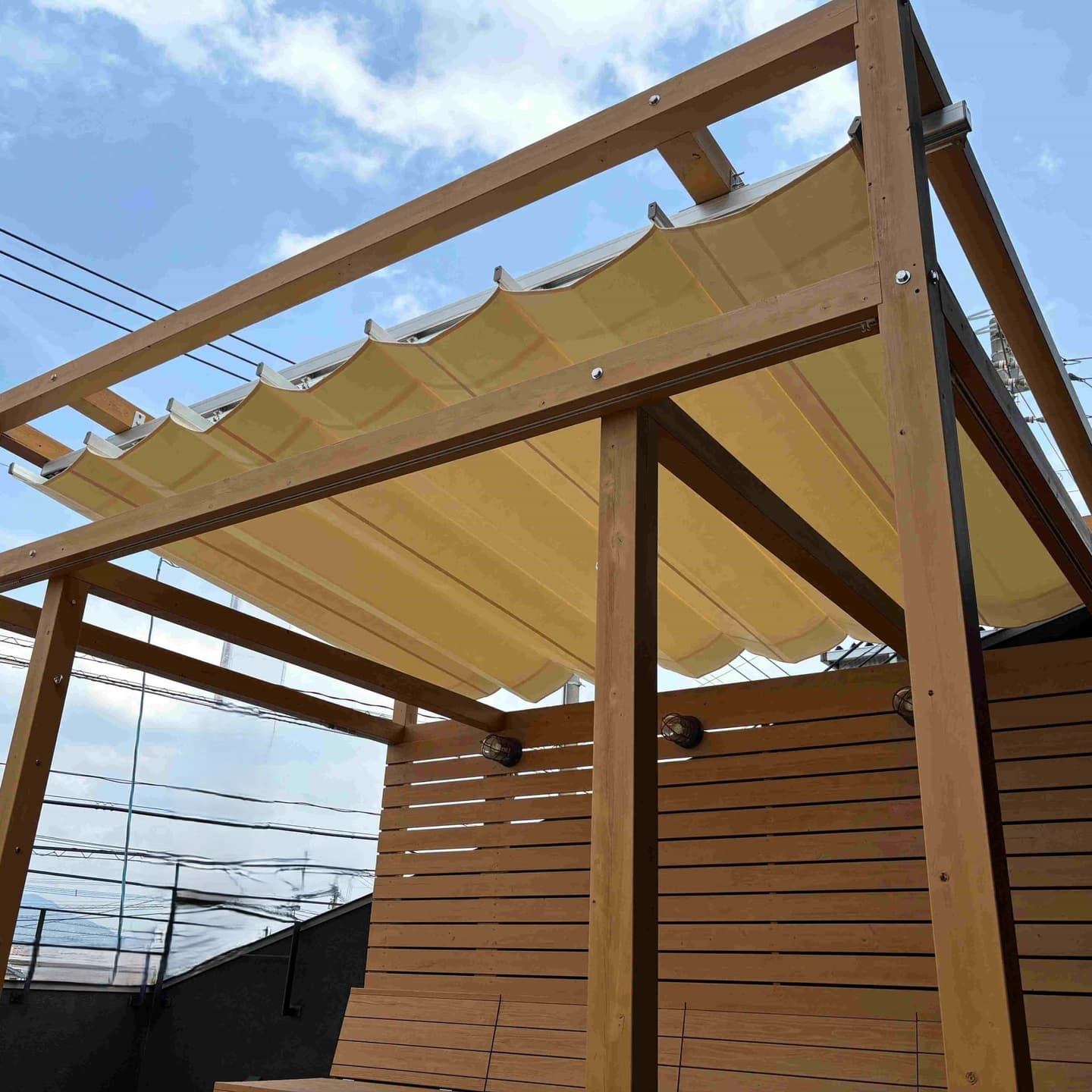 ベージュの開閉式テント