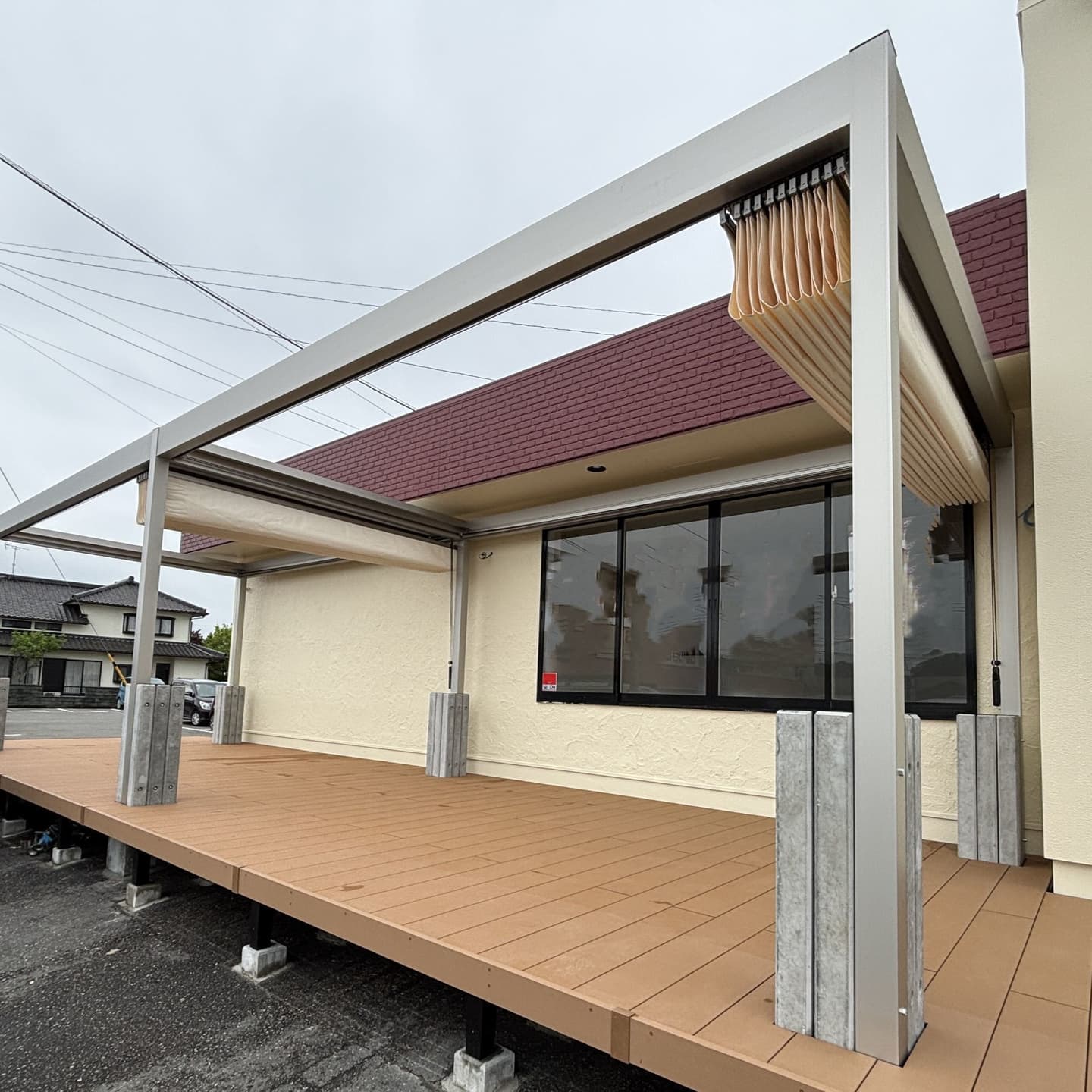 ベージュの開閉式テント