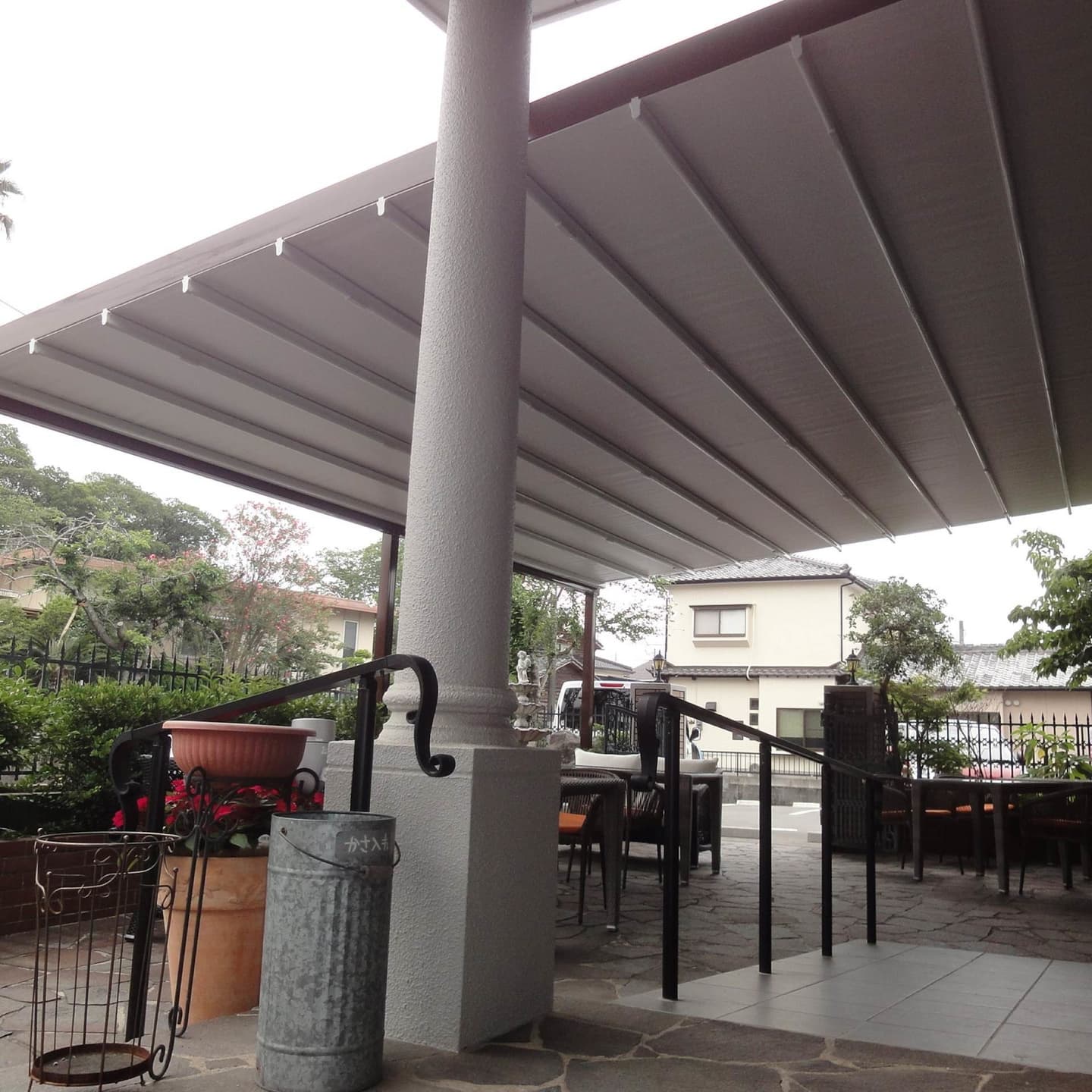 白の開閉式テント