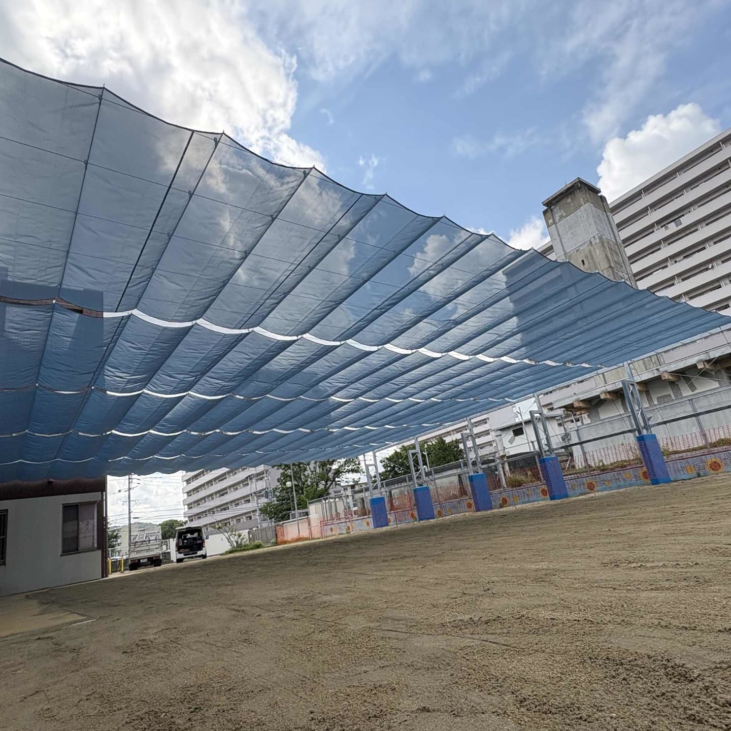 水色の開閉式テント