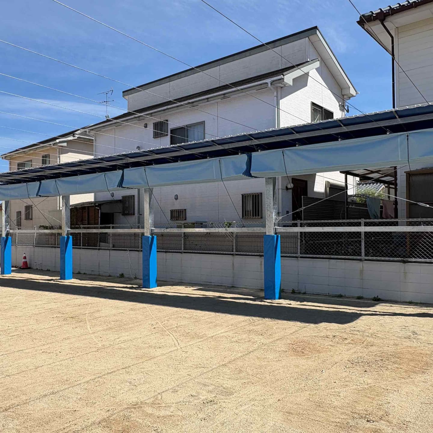 緑色の開閉式テント全景