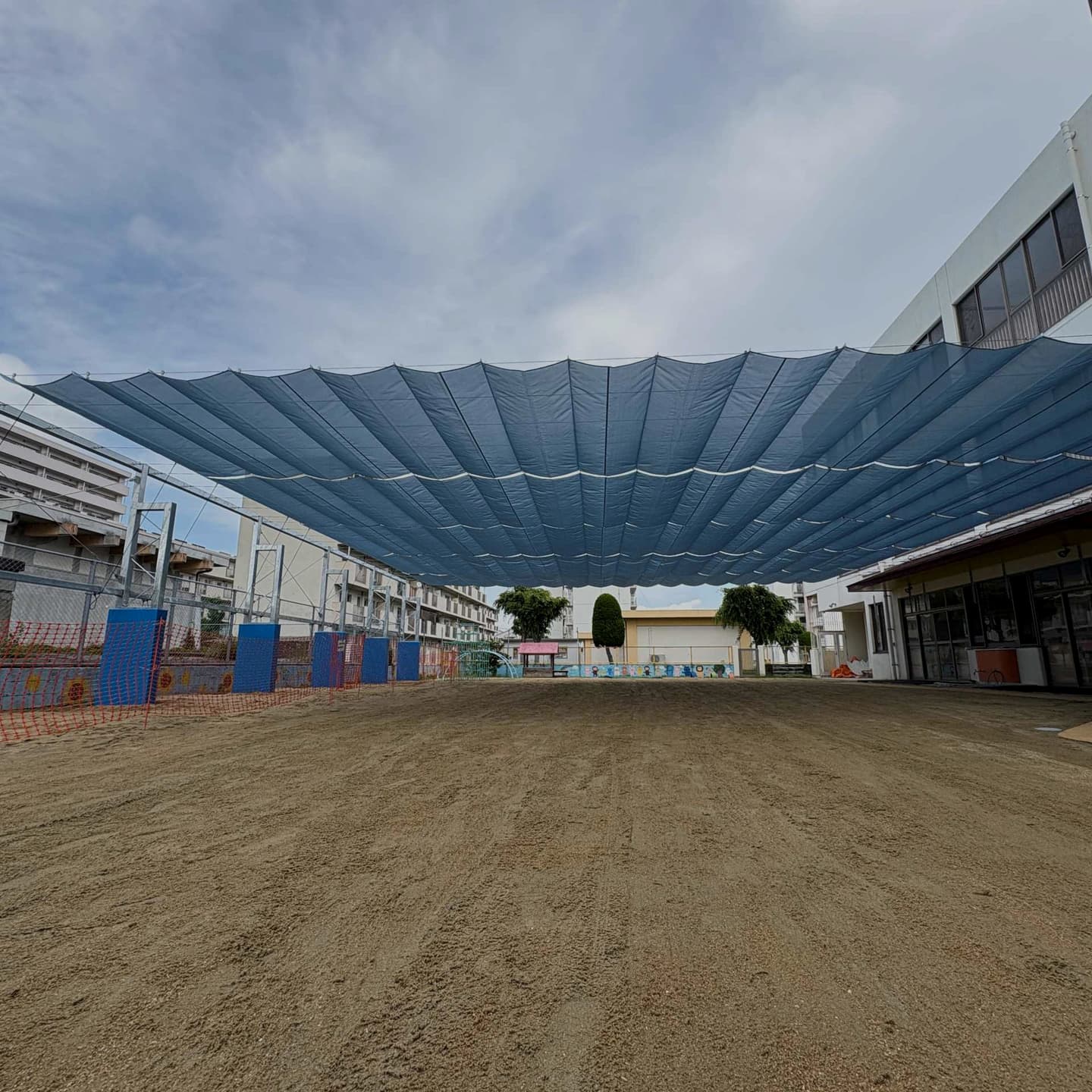 青い開閉できるテント