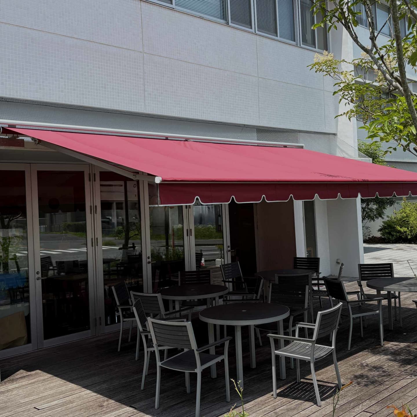 赤いオーニングテント