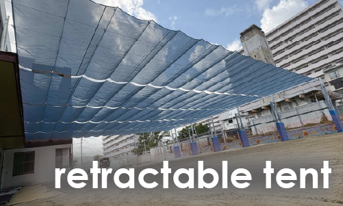 幼稚園の青い日除けテント