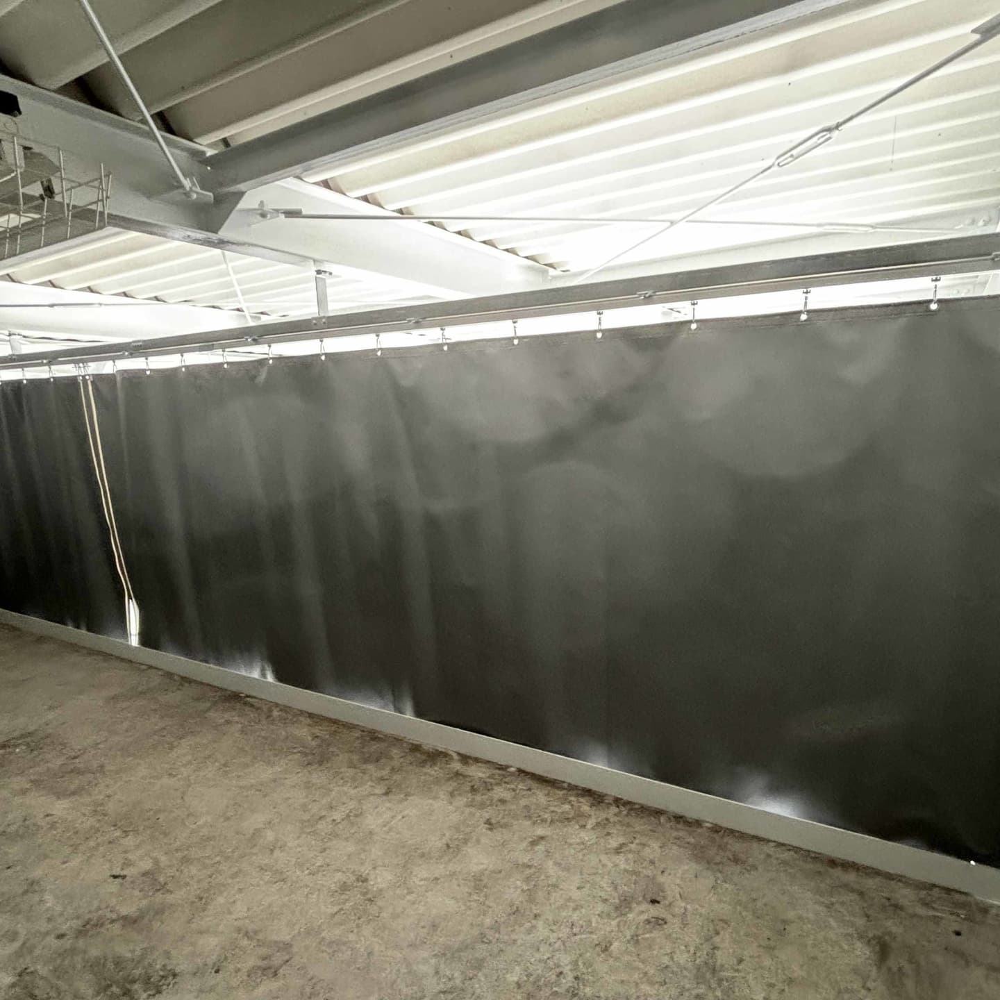 シルバーのカーテン