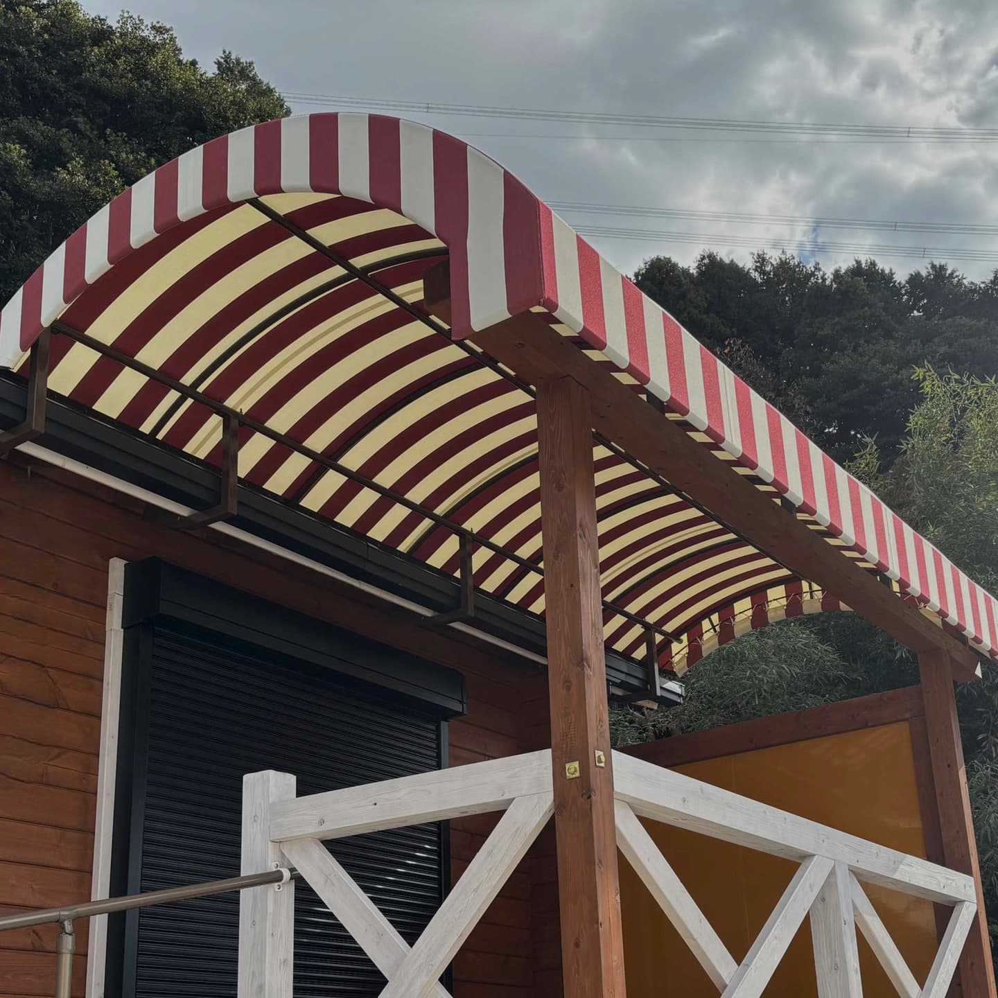 ストライプのアールのきいたテント