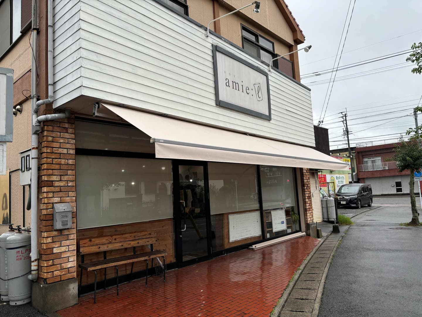 白の新しいオーニングテント
