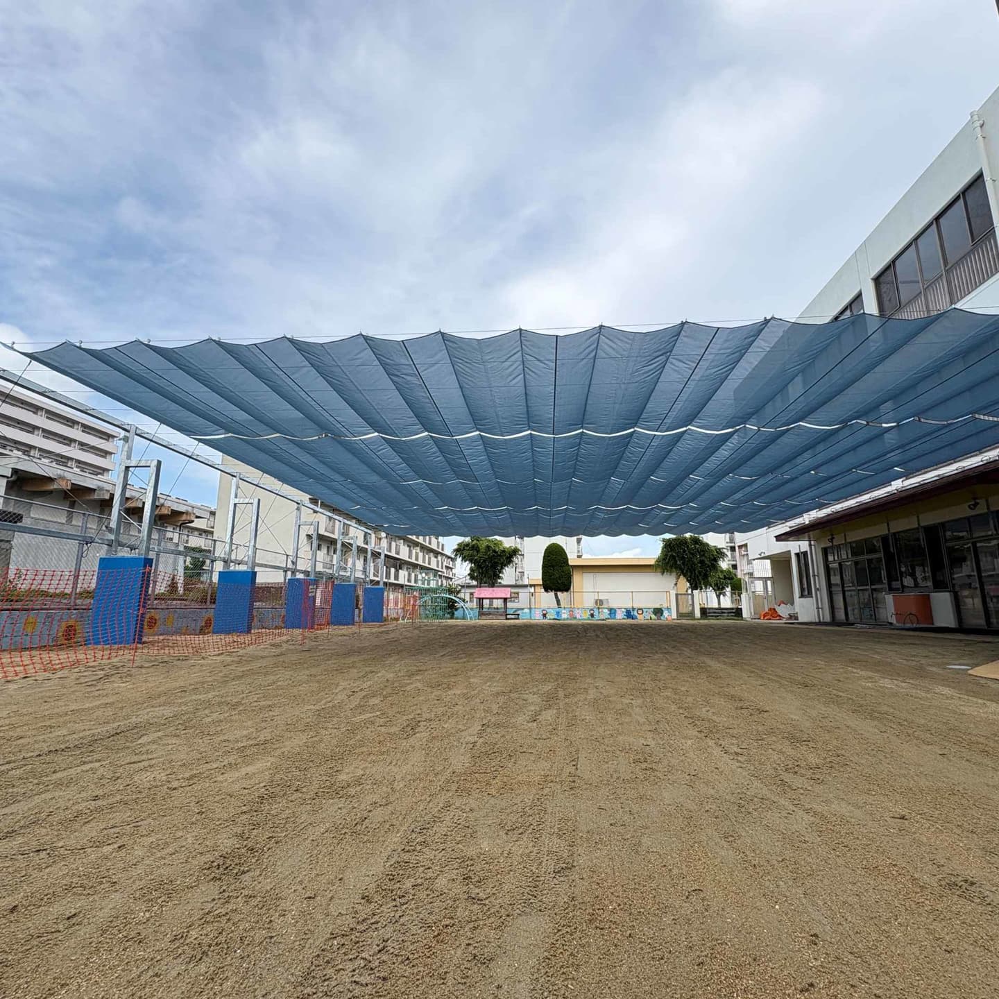 青い開閉できるテント