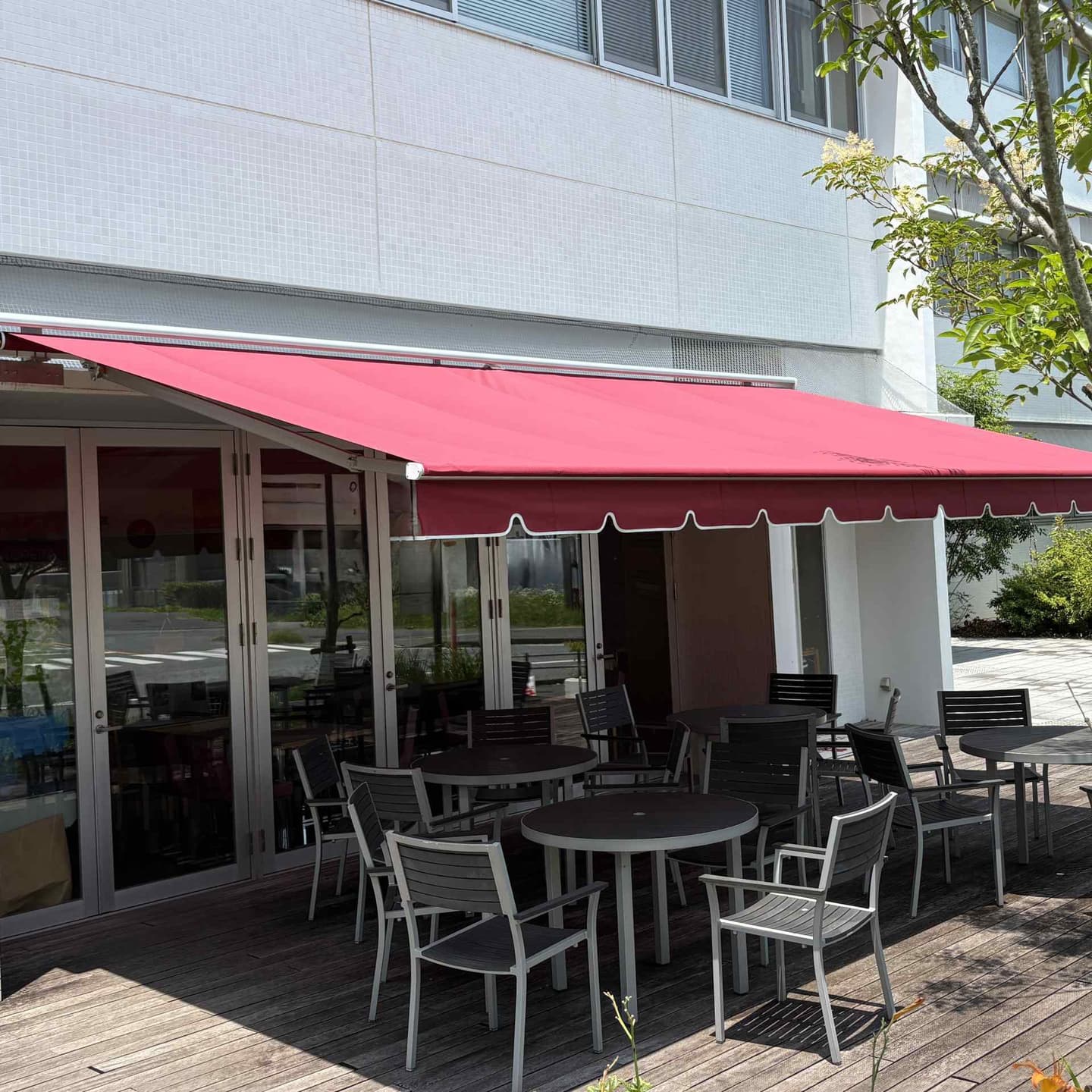 赤いオーニングテント