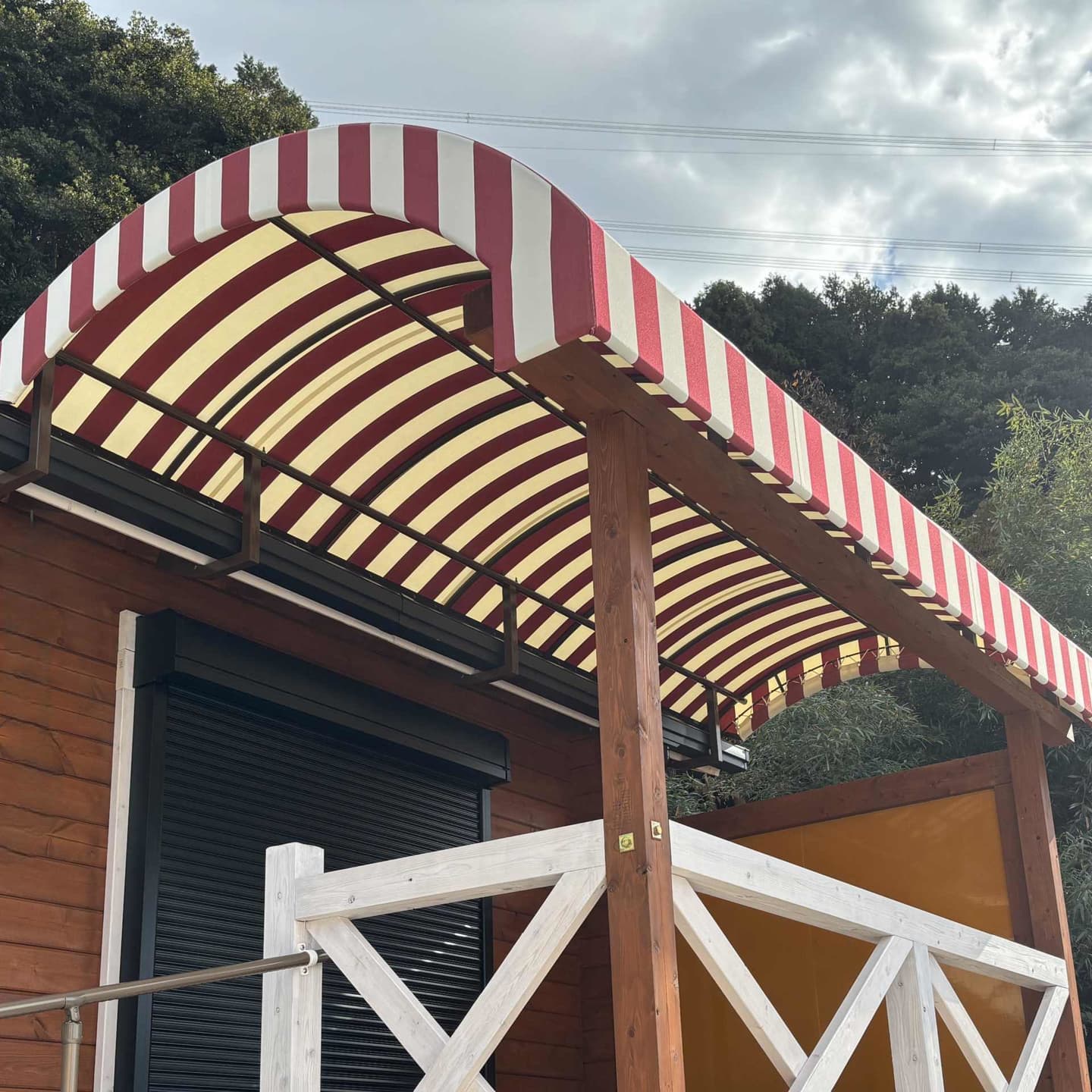 ストライプのアールのきいたテント