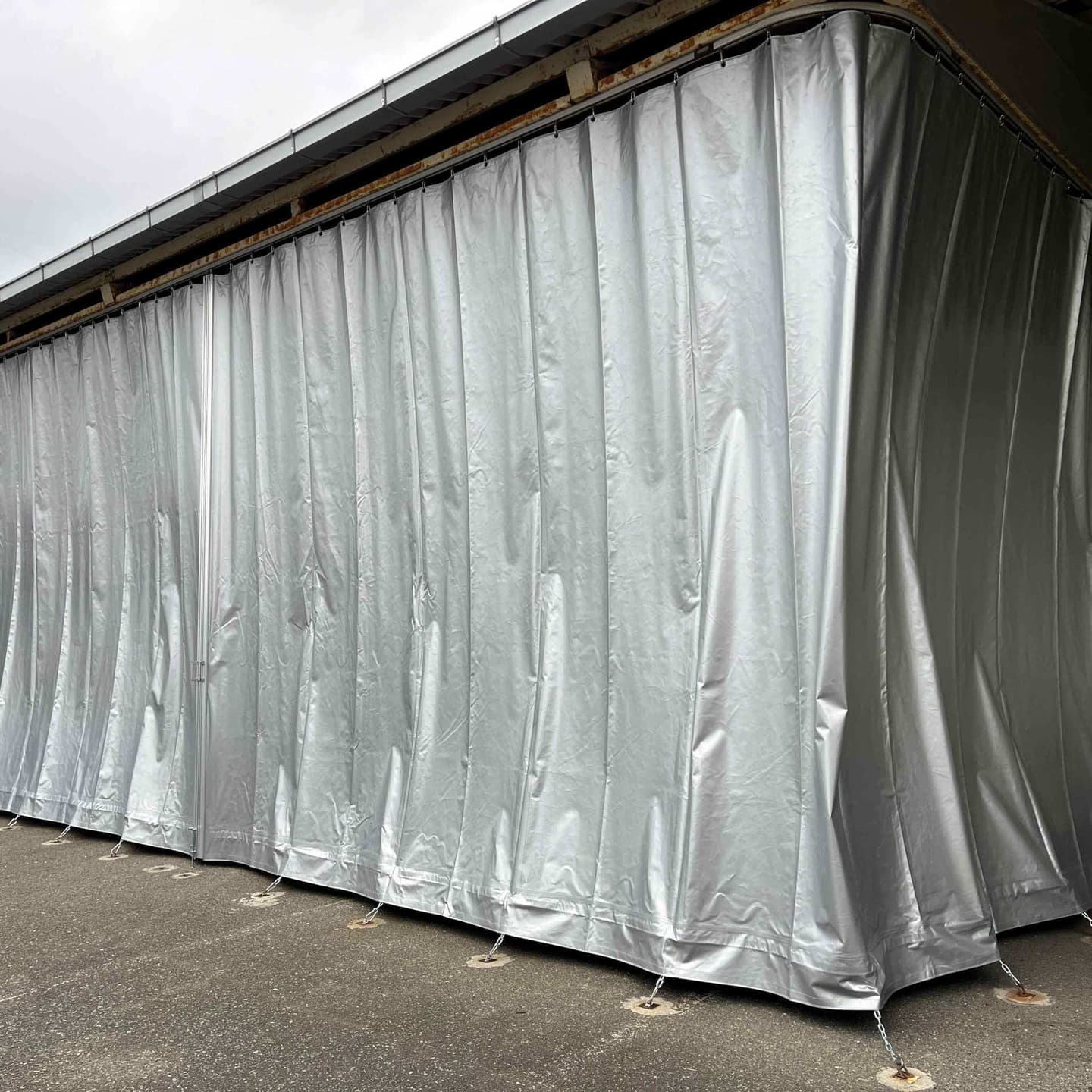 シルバーのカーテン